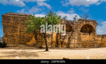 Mur de ville avec tombes d'arcosol, Vallée des temples, Agrigente, Sicile, Agrigente, Sicile, Italie Banque D'Images