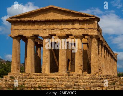 Temple de Concordia, 425 av. J.-C., un des temples les mieux conservés, Vallée des temples, Agrigente, Sicile, Agrigente, Sicile, Italie Banque D'Images