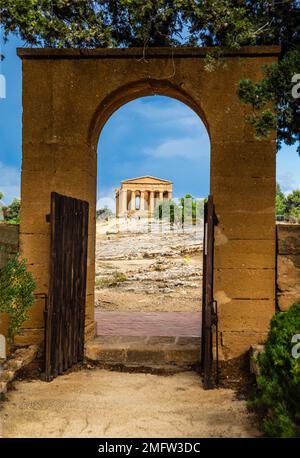 Temple de Concordia, 425 av. J.-C., un des temples les mieux conservés, Vallée des temples, Agrigente, Sicile, Agrigente, Sicile, Italie Banque D'Images