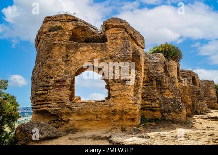 Mur de ville avec tombes d'arcosol, Vallée des temples, Agrigente, Sicile, Agrigente, Sicile, Italie Banque D'Images