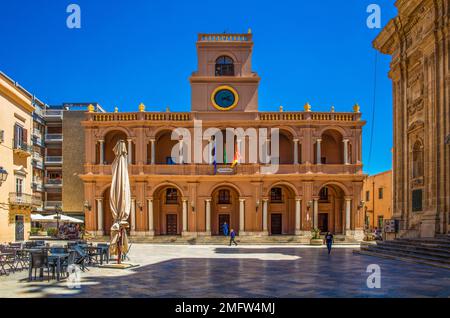 Place centrale de la Repubblica avec le Palais de 7 avril et la Chiesa Madre, Marsala, Sicile, Marsala, Sicile, Italie Banque D'Images