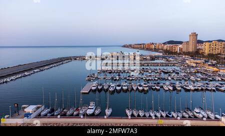 Vue aérienne de la marina de Fuengirola, des bateaux, de la ville et de la mer Méditerranée calme. Aube. Fuengirola, Costa del sol, province de Malaga, Andalousie, Espagne. Banque D'Images