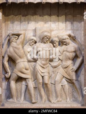 VALENCE, ESPAGNE - 17 FÉVRIER 2022 : le relief en marbre de la flagellation dans l'église Basilique de San Vicente Ferrer à partir de 20. cent. Banque D'Images