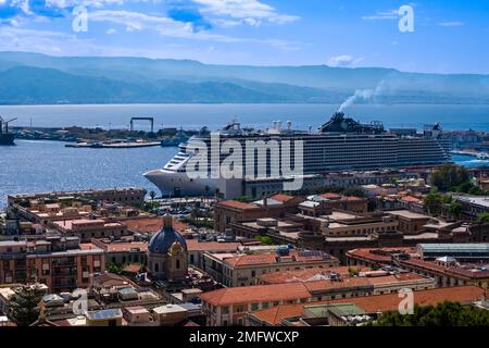 Vue aérienne de la ville et du port de Messine avec navire de croisière MSC Seaview à l'ancre. Banque D'Images