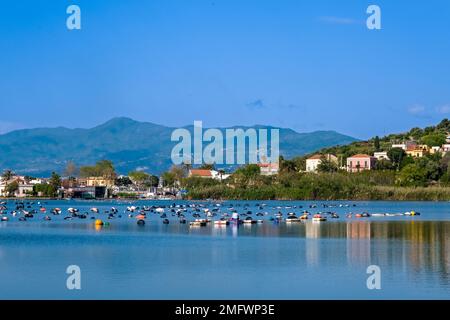 Le lac Lago di Ganzirri et les maisons du village de Torre Faro à la pointe nord-est de la Sicile. Banque D'Images
