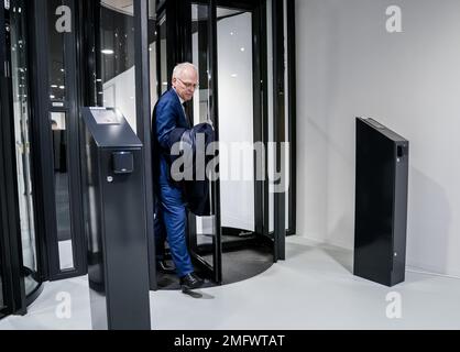 LA HAYE - Piet Adema, ministre de l'Agriculture, de la nature et de la qualité alimentaire, après le débat en commission au sein duquel les règlements européens sur les engrais sont au centre. À la fin de la semaine dernière, Adema a annoncé que les mesures de lutte contre la pollution du fumier dans les fossés et les canaux devaient entrer en vigueur à partir du 1 mars. ANP BART MAAT pays-bas hors - belgique hors Banque D'Images