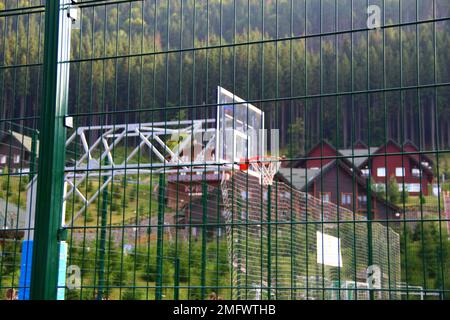 Un terrain de basket-ball derrière Fence au public Open Air Sports Ground Banque D'Images