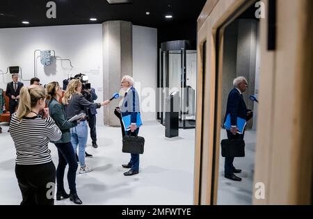 LA HAYE - Piet Adema, ministre de l'Agriculture, de la nature et de la qualité alimentaire, après le débat en commission au sein duquel les règlements européens sur les engrais sont au centre. À la fin de la semaine dernière, Adema a annoncé que les mesures de lutte contre la pollution du fumier dans les fossés et les canaux devaient entrer en vigueur à partir du 1 mars. ANP BART MAAT pays-bas hors - belgique hors Banque D'Images