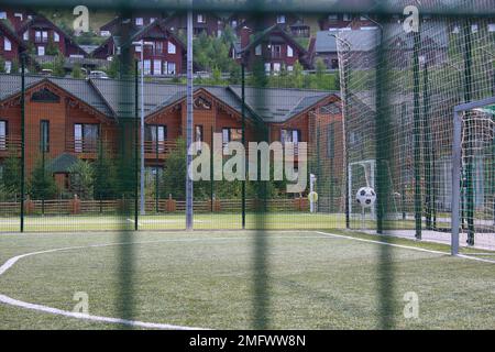 Terrain de football clôturé avec pelouse artificielle dans Un club de sports de campagne Banque D'Images