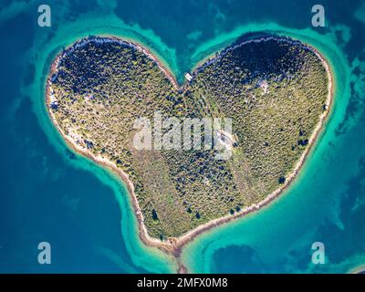 Vue aérienne par drone de Galesnjak l'île de l'Amour en Croatie avec de belles eaux bleu turquoise de la mer. Île en forme de coeur. Voyages et vacances. Banque D'Images