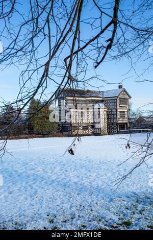 Little Moreton Hall un manoir Tudor appartenant à la National Trust près de Congleton Cheshire dans la neige d'hiver comme vu du sud de Cheshire Way Banque D'Images