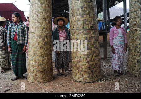 05.03.2014, Nyaungshwe, Shan State, Myanmar, Asie - une scène de marché quotidienne près de la petite ville de Nyaungshwe qui est située au nord du lac Inle. Banque D'Images