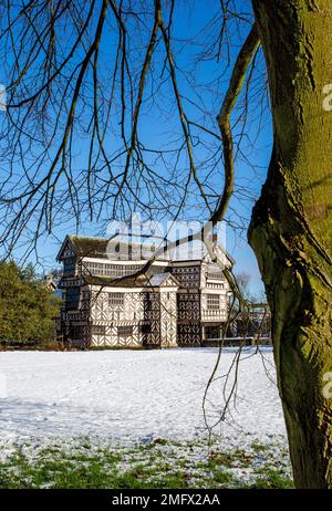 Little Moreton Hall un manoir Tudor appartenant à la National Trust près de Congleton Cheshire dans la neige d'hiver comme vu du sud de Cheshire Way Banque D'Images