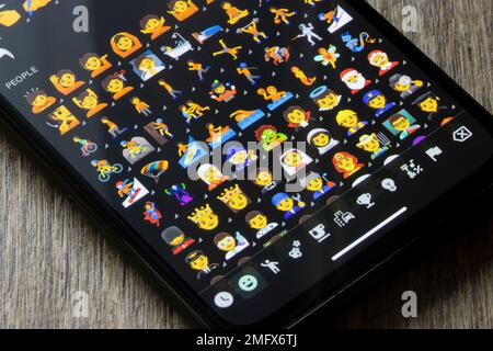 Des émojis de personnes assorties sont visibles dans l'application messages sur un smartphone Google Pixel. Banque D'Images