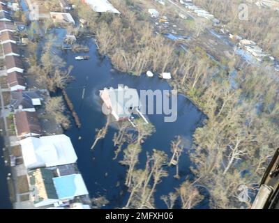 Séquelles - inondations - divers - 26-HK-36-192. vue aérienne des inondations autour des maisons en toiture endommagées dans la zone forestière. Ouragan Katrina Banque D'Images