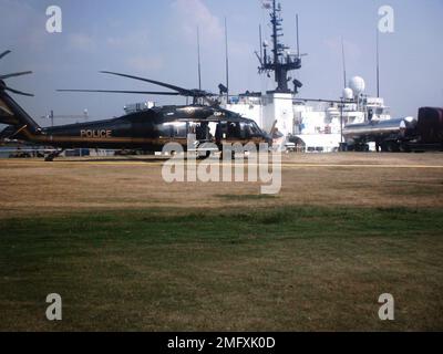 Aéronefs - divers - 26-HK-56-92. Hélicoptère de police au sol près de l'industrie area2. Ouragan Katrina Banque D'Images