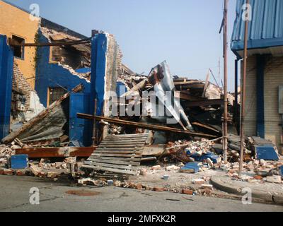 Séquelles - divers - 26-HK-48-99. décombres autour d'un bâtiment commercial détruit. Ouragan Katrina Banque D'Images