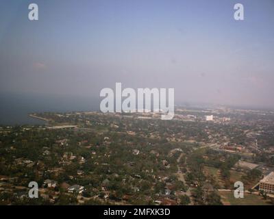 Séquelles - divers - 26-HK-48-151. Vue aérienne large des communautés le long du golfe. Ouragan Katrina Banque D'Images