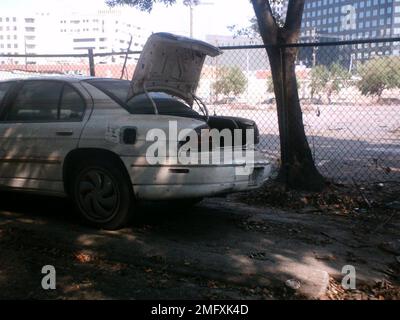 Séquelles - divers - 26-HK-48-79. ouvrir le coffre de la voiture près de la clôture de chaînage et des bâtiments de la ville. Ouragan Katrina Banque D'Images