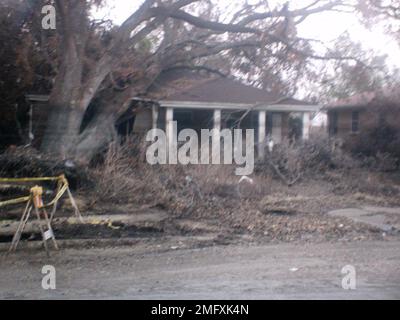 Séquelles - divers - 26-HK-48-111. débris d'arbres et maisons endommagées. Ouragan Katrina Banque D'Images