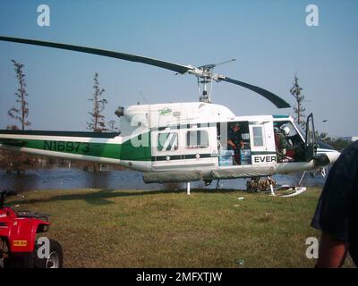 Aéronefs - divers - 26-HK-56-46. Hélicoptère Evergreen avec du personnel au sol près de l'eau. Ouragan Katrina Banque D'Images