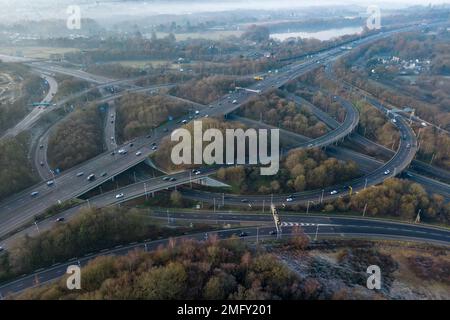 Vue aérienne de la jonction des autoroutes M25 (jonction 12) et M3 (jonction 2) à Chertsey, Egham, Surrey, Royaume-Uni. Banque D'Images