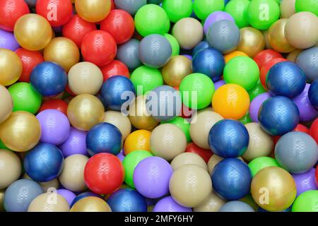 Un tas de balles en plastique colorées dans le centre de jeu. Vue de dessus. Un lieu à copier. Banque D'Images