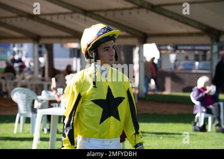 Windsor, Berkshire, Royaume-Uni. 10th octobre 2022. Le jockey Rossa Ryan se dirige vers le défilé Ring pour les courses App Market Movers nursery Hadnicap Stakes à l'hippodrome Royal Ascot. Crédit : Maureen McLean/Alay Banque D'Images