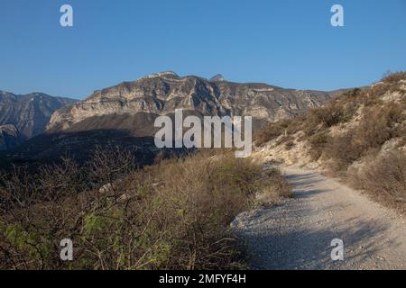 Parc national de la Huasteca, Monterrey, Nuevo León, Mexique vue sur le parc, ciel bleu et montagnes rocheuses Banque D'Images