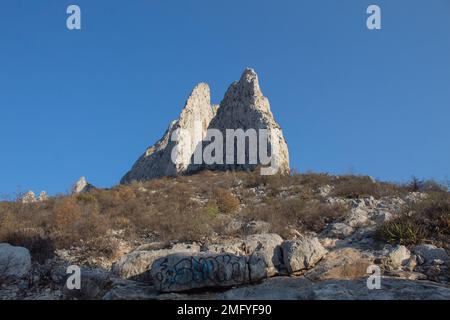 Parc national de la Huasteca, Monterrey, Nuevo León, Mexique vue sur le parc, ciel bleu et montagnes rocheuses Banque D'Images