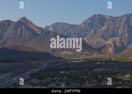 Parc national de la Huasteca, Monterrey, Nuevo León, Mexique vue sur le parc, ciel bleu et montagnes rocheuses Banque D'Images