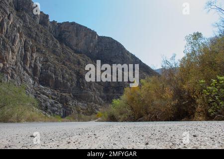 Parc national de la Huasteca, Monterrey, Nuevo León, Mexique vue sur le parc, ciel bleu et montagnes rocheuses Banque D'Images