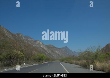 Parc national de la Huasteca, Monterrey, Nuevo León, Mexique vue sur le parc, ciel bleu et montagnes rocheuses Banque D'Images