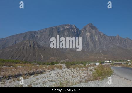 Parc national de la Huasteca, Monterrey, Nuevo León, Mexique vue sur le parc, ciel bleu et montagnes rocheuses Banque D'Images