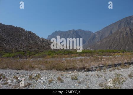 Parc national de la Huasteca, Monterrey, Nuevo León, Mexique vue sur le parc, ciel bleu et montagnes rocheuses Banque D'Images