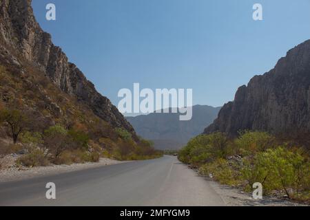 Parc national de la Huasteca, Monterrey, Nuevo León, Mexique vue sur le parc, ciel bleu et montagnes rocheuses Banque D'Images