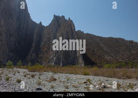 Parc national de la Huasteca, Monterrey, Nuevo León, Mexique vue sur le parc, ciel bleu et montagnes rocheuses Banque D'Images