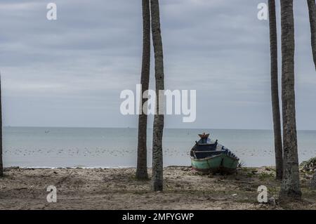 plage avec un bateau de pêche à muine vietnam Banque D'Images