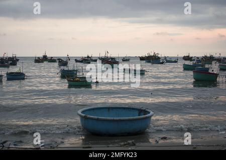 Bateaux sur la mer de Chine dans Fisherman's Village Mui ne Vietnam Banque D'Images