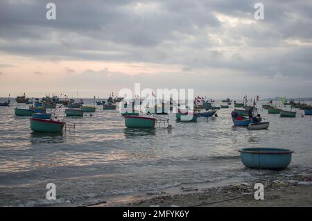 Bateaux sur la mer de Chine dans Fisherman's Village Mui ne Vietnam Banque D'Images