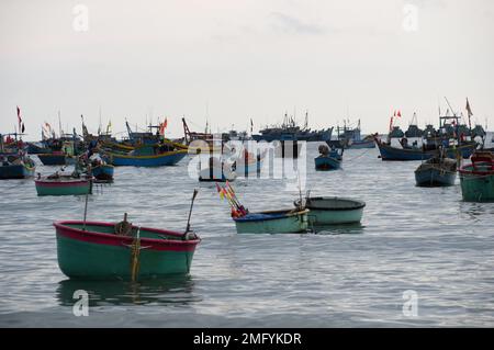 Bateaux sur la mer de Chine dans Fisherman's Village Mui ne Vietnam Banque D'Images