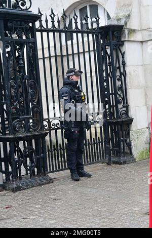 Londres, Royaume-Uni. 25 janvier 2023. Londres, Royaume-Uni. Une police armée lourde en face du Palais St James, Londres, Royaume-Uni crédit: Voir Li/Picture Capital/Alay Live News Banque D'Images