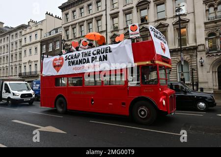 Londres, Royaume-Uni. 25 janvier 2023. Londres, Royaume-Uni. Un bus rouge avec une grande bannière et des gens criant « Scrap the cruel Rwanda plan » en passant par Whitehall. Crédit : voir Li/Picture Capital/Alamy Live News Banque D'Images