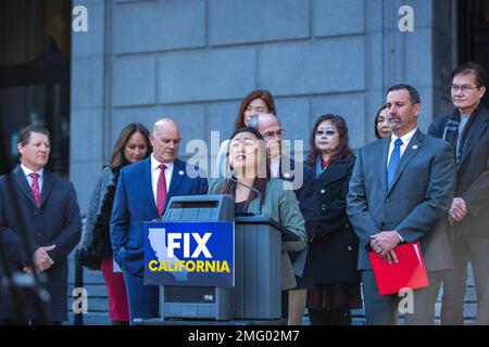 La présidente du caucus minoritaire du Sénat Janet Nguyen (R-Huntington Beach) s'adresse aux journalistes au sujet de l'abordabilité des aspects tels que la construction de logements économiques et la suspension de la taxe sur l'essence, lors d'une conférence de presse à l'extérieur du bâtiment de la troisième Cour d'appel du district à Sacramento, en Californie, le mercredi 25 janvier 2023. Nguyen et d'autres républicains du Sénat ont discuté des solutions pour « réduire les coûts, lutter contre la criminalité, agir sur le sans-abrisme, investir dans les étudiants en premier, construire le stockage de l'eau nécessaire et réduire les incendies de forêt », selon leur communiqué de presse. (Photo de Rahul Lal/Sipa USA) Banque D'Images