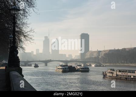 Vue d'hiver depuis l'Albert Embankment vers le pont de Lambeth et Vauxhall par une journée brumeuse Banque D'Images