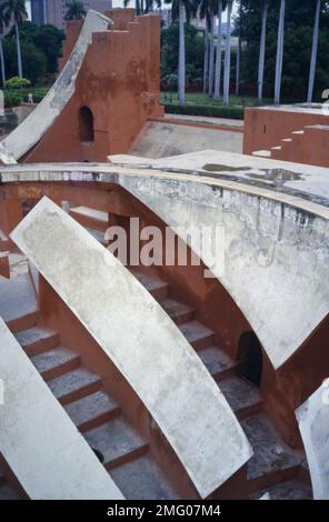 Archive historique image de l'instrument Jaya Prakesh Yantra à l'Observatoire Jantar Mantar, New Delhi, Inde 1990 Banque D'Images