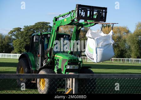 Windsor, Berkshire, Royaume-Uni. 10th octobre 2022. Un tracteur amène du sable au poste gagnant des courses de Windsor pour le disperser sur l'hippodrome pour empêcher les chevaux de débarder. Crédit : Maureen McLean/Alay Banque D'Images