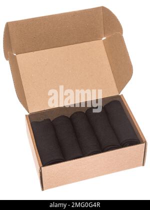 Ouvrez la boîte postale ondulée pliable avec 5 paires de chaussettes noires isolées sur fond blanc Banque D'Images