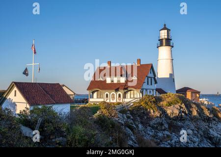 Portland Head Light and Keeperss' Quarters à Cape Elizabeth et fort Williams Park dans le Maine Banque D'Images