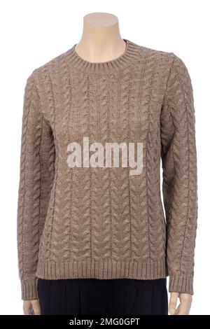 Pull à col ras du cou en maille torsadée marron pour femme de conception traditionnelle sur mannequin femelle isolé sur fond blanc Banque D'Images